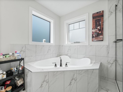 4621 170A Avenue Nw, Edmonton, AB - Indoor Photo Showing Bathroom