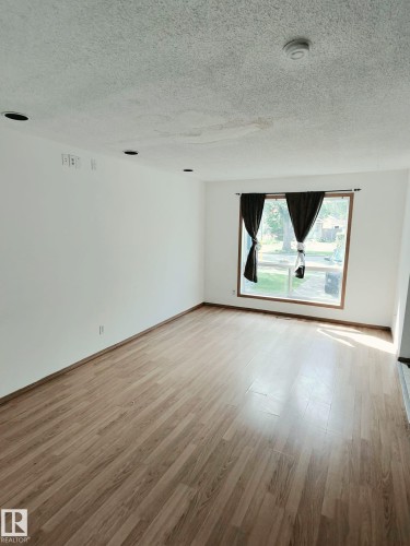 #31 10909 106 ST NW NW , Edmonton, AB T5H 4M7 3