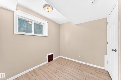 9518 106 Avenue Nw, Edmonton, AB - Indoor Photo Showing Other Room