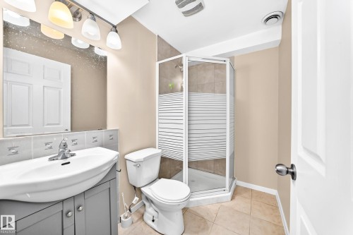 9518 106 Avenue Nw, Edmonton, AB - Indoor Photo Showing Bathroom