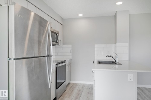 #20 1530 Tamarack Boulevard Nw, Edmonton, AB - Indoor Photo Showing Kitchen