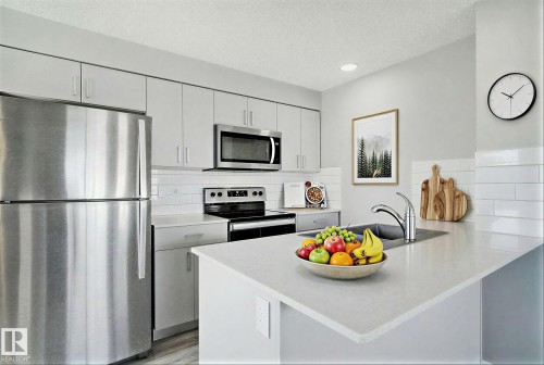 #20 1530 Tamarack Boulevard Nw, Edmonton, AB - Indoor Photo Showing Kitchen