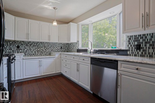 4309 42 Street, Leduc, AB - Indoor Photo Showing Kitchen With Upgraded Kitchen