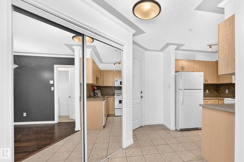 #105 9938 104 St Nw, Edmonton, AB - Indoor Photo Showing Kitchen