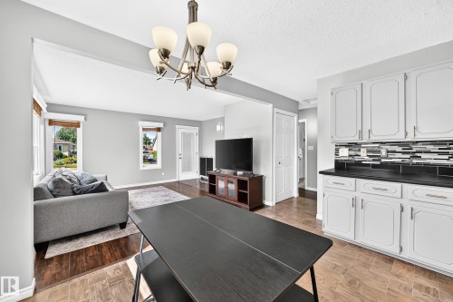 3615 10 Avenue Nw, Edmonton, AB - Indoor Photo Showing Living Room