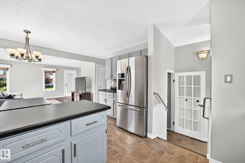 3615 10 Avenue Nw, Edmonton, AB - Indoor Photo Showing Kitchen