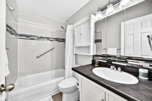 3615 10 Avenue Nw, Edmonton, AB - Indoor Photo Showing Bathroom