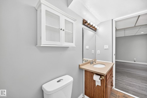 3615 10 Avenue Nw, Edmonton, AB - Indoor Photo Showing Bathroom