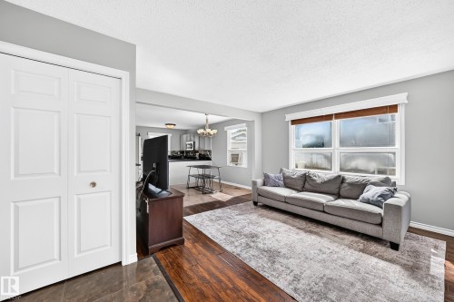 3615 10 Avenue Nw, Edmonton, AB - Indoor Photo Showing Living Room