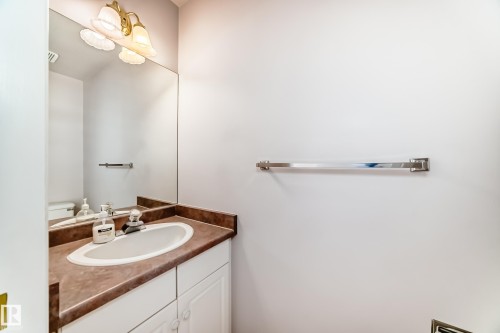 4319 39 Avenue Nw, Edmonton, AB - Indoor Photo Showing Bathroom