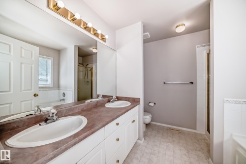 4319 39 Avenue Nw, Edmonton, AB - Indoor Photo Showing Bathroom