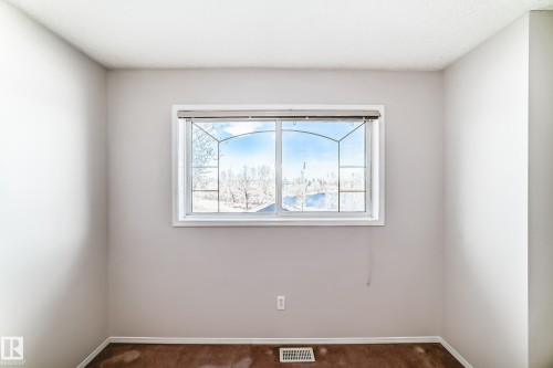 4319 39 Avenue Nw, Edmonton, AB - Indoor Photo Showing Other Room