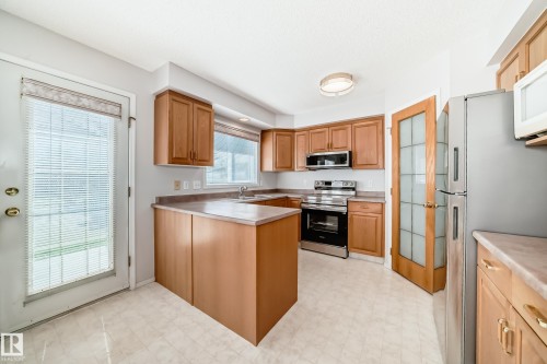 4319 39 Avenue Nw, Edmonton, AB - Indoor Photo Showing Kitchen