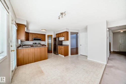 4319 39 Avenue Nw, Edmonton, AB - Indoor Photo Showing Kitchen