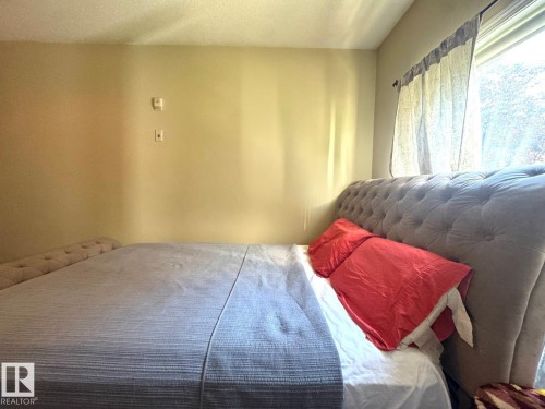 #117 4304 139 Av Nw, Edmonton, AB - Indoor Photo Showing Bedroom
