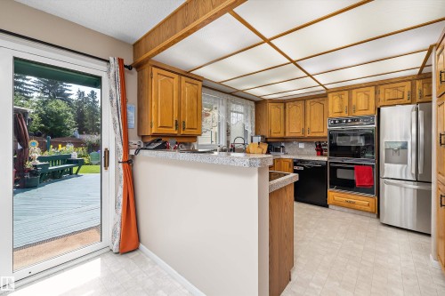 45 Blue Quill Crescent Nw, Edmonton, AB - Indoor Photo Showing Kitchen