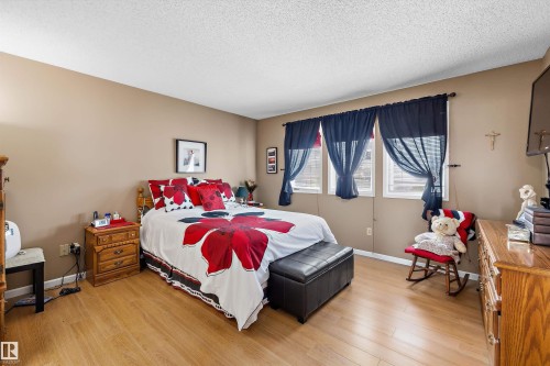 45 Blue Quill Crescent Nw, Edmonton, AB - Indoor Photo Showing Bedroom