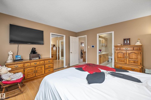 45 Blue Quill Crescent Nw, Edmonton, AB - Indoor Photo Showing Bedroom