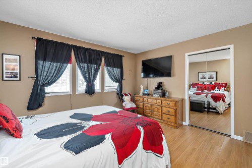 45 Blue Quill Crescent Nw, Edmonton, AB - Indoor Photo Showing Bedroom