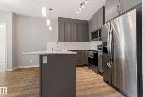 #121 812 Welsh Dr Sw, Edmonton, AB - Indoor Photo Showing Kitchen With Upgraded Kitchen