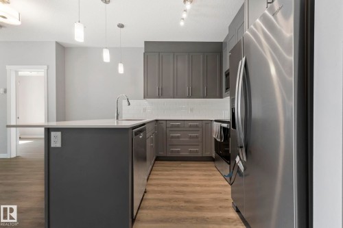 #121 812 Welsh Dr Sw, Edmonton, AB - Indoor Photo Showing Kitchen With Upgraded Kitchen