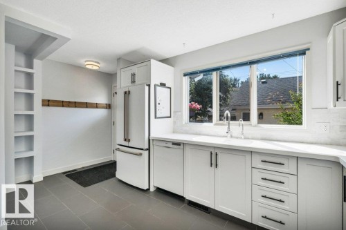 9321 98 Avenue Nw, Edmonton, AB - Indoor Photo Showing Kitchen