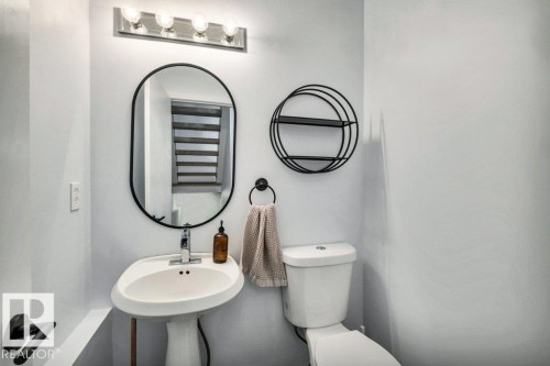 9321 98 Avenue Nw, Edmonton, AB - Indoor Photo Showing Bathroom