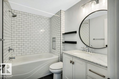 9321 98 Avenue Nw, Edmonton, AB - Indoor Photo Showing Bathroom