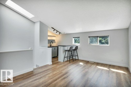 9321 98 Avenue Nw, Edmonton, AB - Indoor