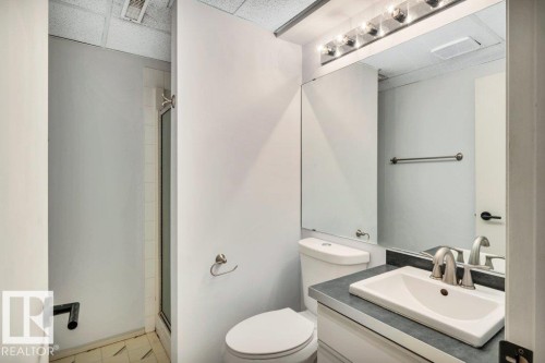 9321 98 Avenue Nw, Edmonton, AB - Indoor Photo Showing Bathroom