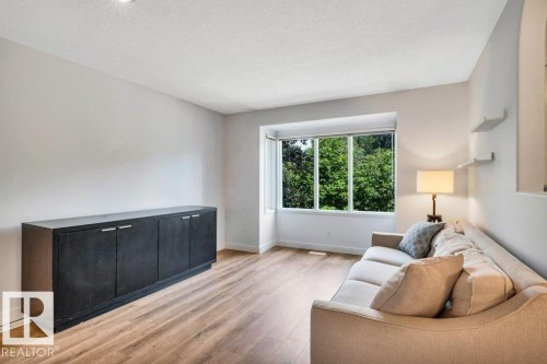 9321 98 Avenue Nw, Edmonton, AB - Indoor Photo Showing Living Room