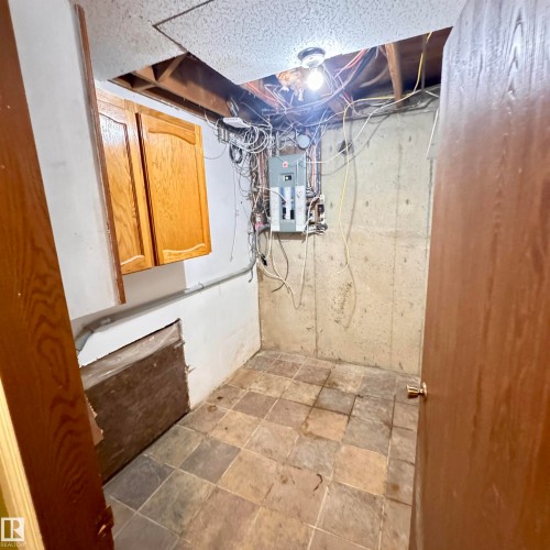 Image quality insufficient for description - 4821 11A Avenue Nw, Edmonton, AB - Indoor