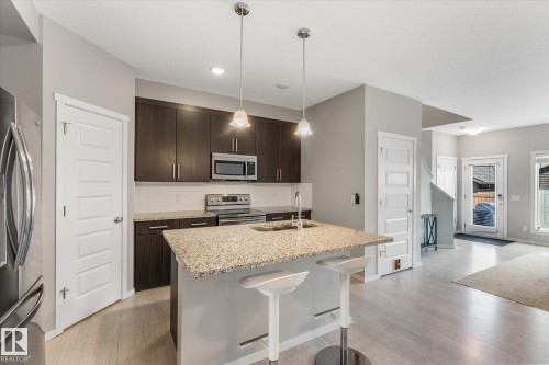 457 Orchards Boulevard Sw, Edmonton, AB - Indoor Photo Showing Kitchen With Upgraded Kitchen