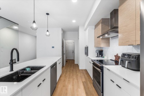3906 5 Avenue Sw, Edmonton, AB - Indoor Photo Showing Kitchen With Upgraded Kitchen