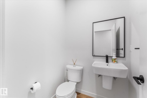 3906 5 Avenue Sw, Edmonton, AB - Indoor Photo Showing Bathroom