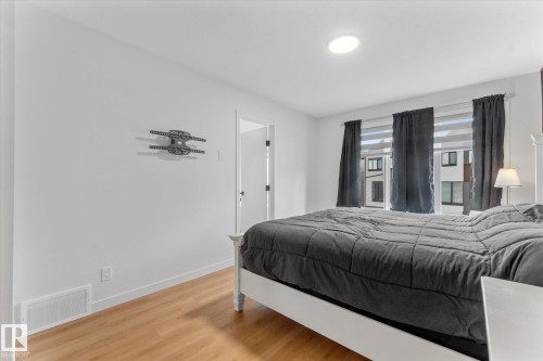 3906 5 Avenue Sw, Edmonton, AB - Indoor Photo Showing Bedroom