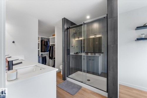 3906 5 Avenue Sw, Edmonton, AB - Indoor Photo Showing Bathroom