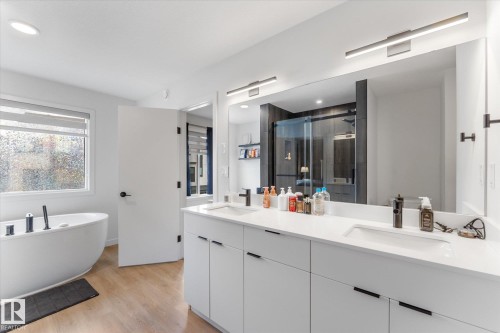 3906 5 Avenue Sw, Edmonton, AB - Indoor Photo Showing Bathroom