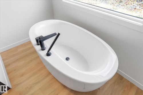 3906 5 Avenue Sw, Edmonton, AB - Indoor Photo Showing Bathroom