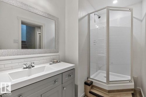 #23 3520 60 St Nw, Edmonton, AB - Indoor Photo Showing Bathroom