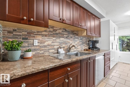 #23 3520 60 St Nw, Edmonton, AB - Indoor Photo Showing Kitchen With Upgraded Kitchen