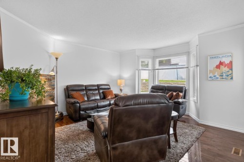 #23 3520 60 St Nw, Edmonton, AB - Indoor Photo Showing Living Room