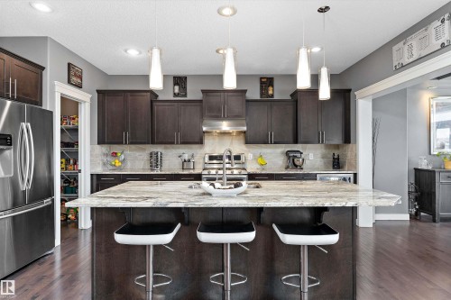 1708 32 Street Nw, Edmonton, AB - Indoor Photo Showing Kitchen With Upgraded Kitchen