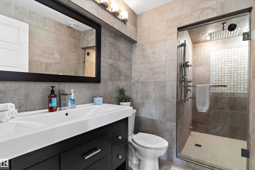 1708 32 Street Nw, Edmonton, AB - Indoor Photo Showing Bathroom