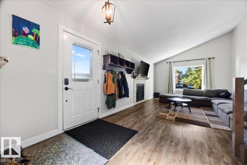 39 Mcnabb Crescent, Stony Plain, AB - Indoor Photo Showing Living Room