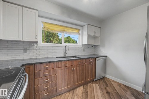 5142 106A Street Nw, Edmonton, AB - Indoor Photo Showing Kitchen