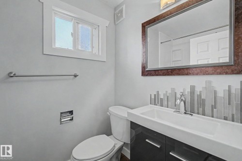 5142 106A Street Nw, Edmonton, AB - Indoor Photo Showing Bathroom