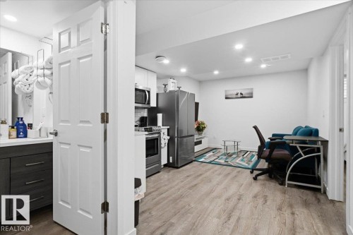 7633 Koruluk Place Sw, Edmonton, AB - Indoor