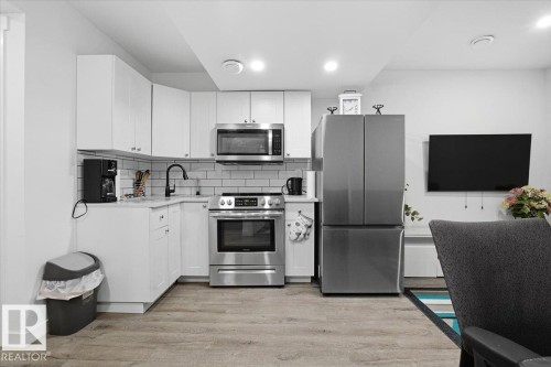 7633 Koruluk Place Sw, Edmonton, AB - Indoor Photo Showing Kitchen