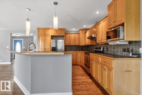 18 Cascade Crescent, Sherwood Park, AB - Indoor Photo Showing Kitchen With Upgraded Kitchen